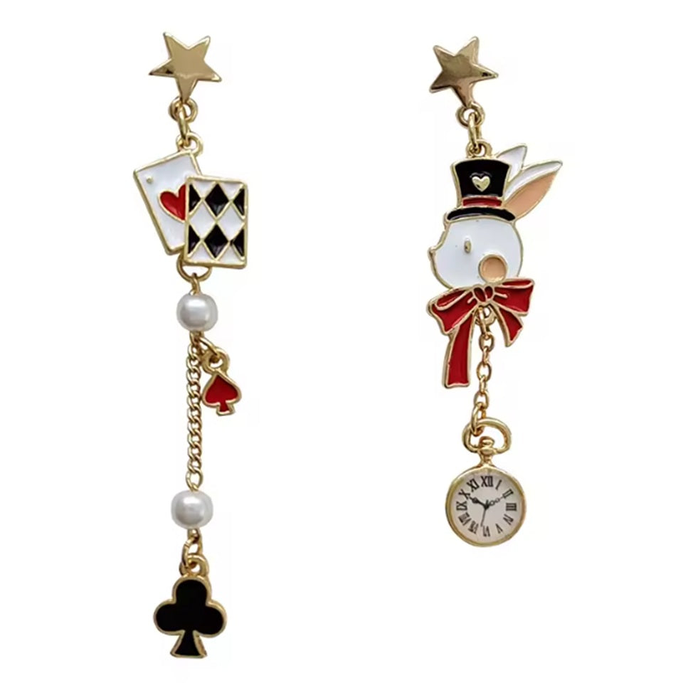 une paire de boucles d'oreilles asymétriques inspirés de l'univers d'Alice aux pays des merveilles. D'un côté un lapin blanc et sa montre, de l'autre, des cartes à jouer et des perles blanches.