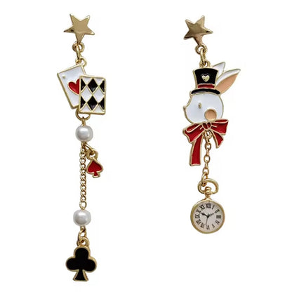 une paire de boucles d'oreilles asymétriques inspirés de l'univers d'Alice aux pays des merveilles. D'un côté un lapin blanc et sa montre, de l'autre, des cartes à jouer et des perles blanches.