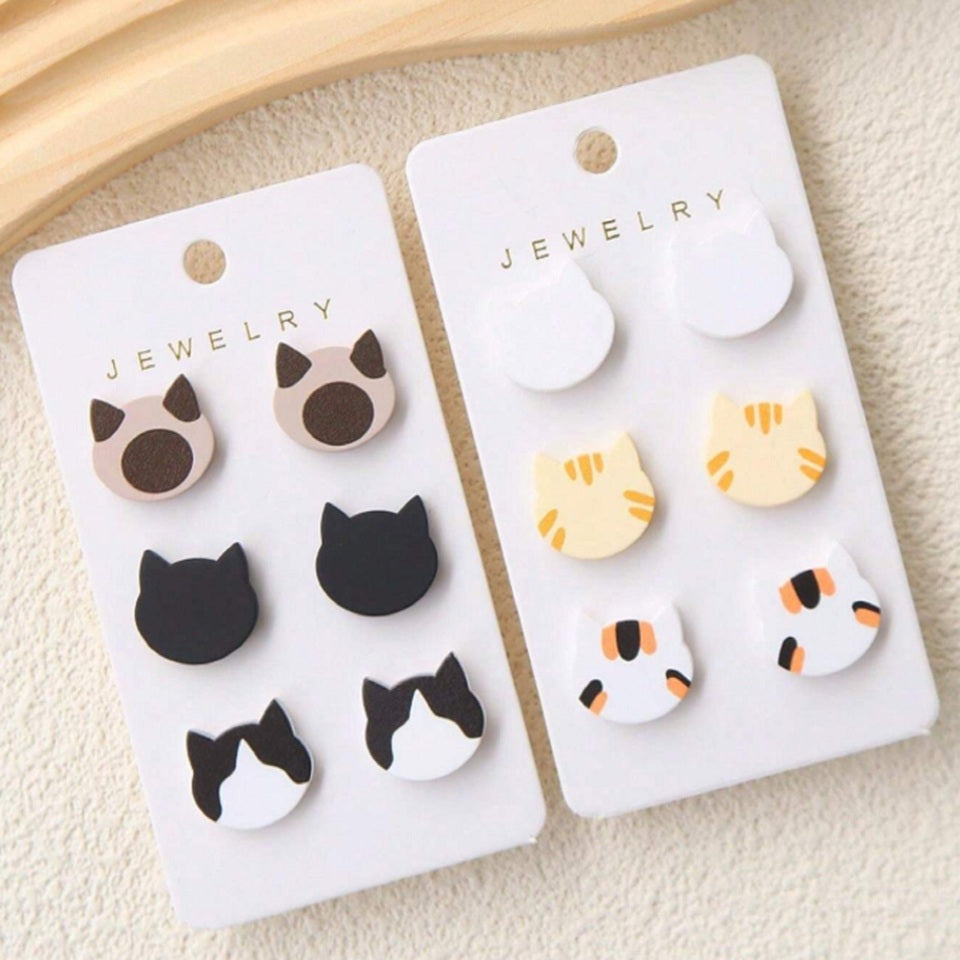 des boucles d'oreilles en forme de tête de chat de couleurs variées. Hyper mignonnes, minimalistes et adorables avec leur effet bois.