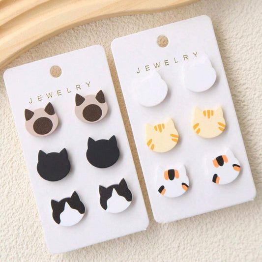 des boucles d'oreilles en forme de tête de chat de couleurs variées. Hyper mignonnes, minimalistes et adorables avec leur effet bois.