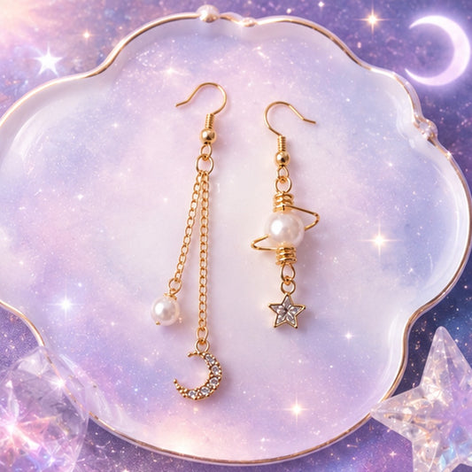 Boucles d'oreilles asymétriques dorées tourbillon astral, lune strassée et étoile brillante 🌙