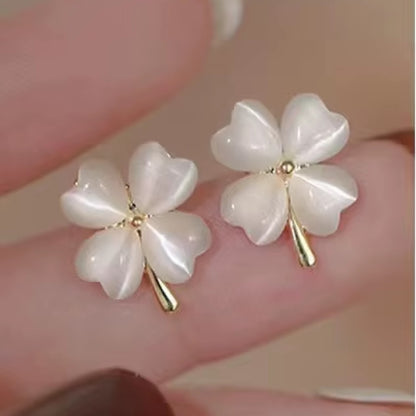 Boucles d'oreilles trèfles blancs