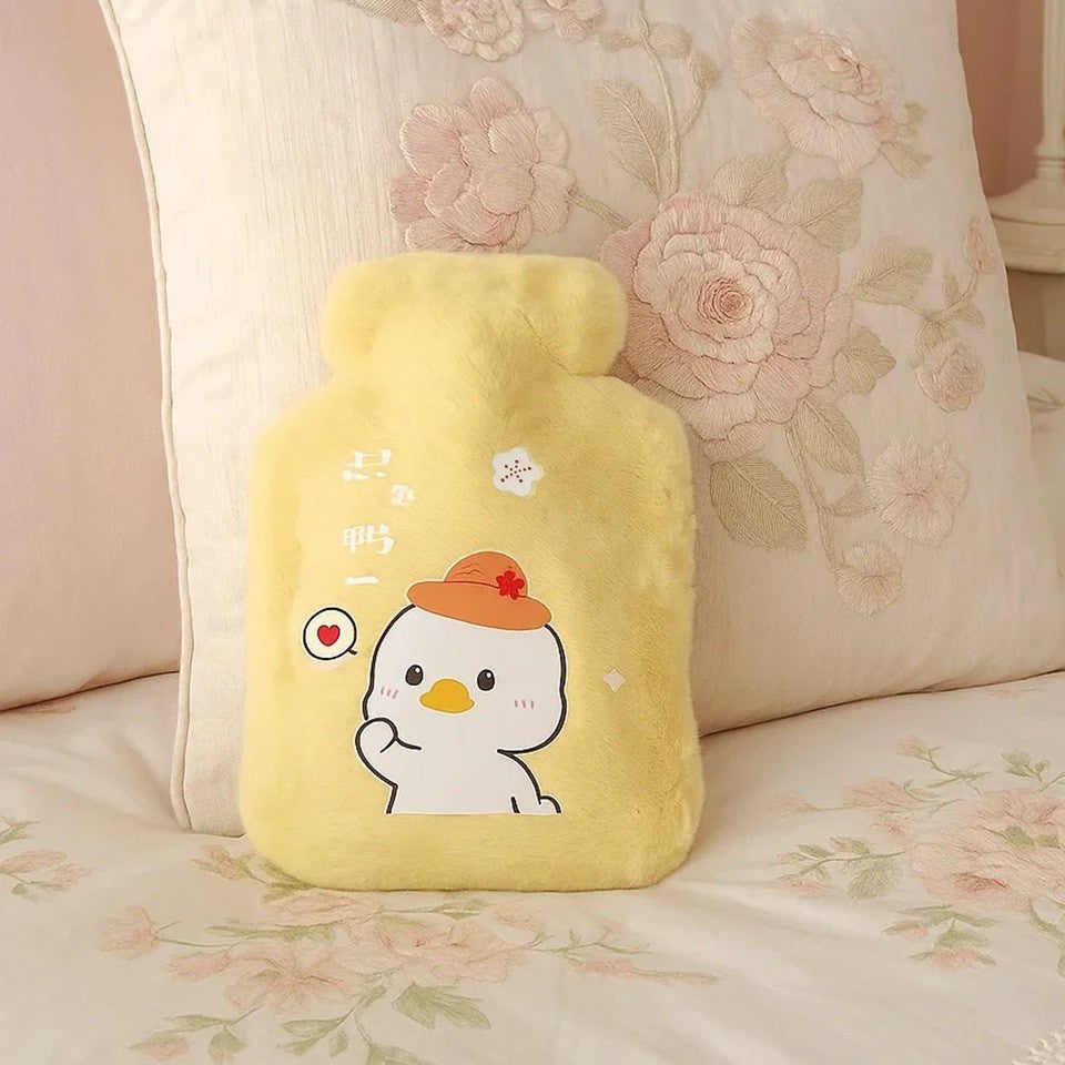 une bouillotte jaune toute douce et réconfortante pour passer l'hiver au chaud. Avec son illustration de petit caneton, elle est adorable.