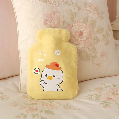 une bouillotte jaune toute douce et réconfortante pour passer l'hiver au chaud. Avec son illustration de petit caneton, elle est adorable.