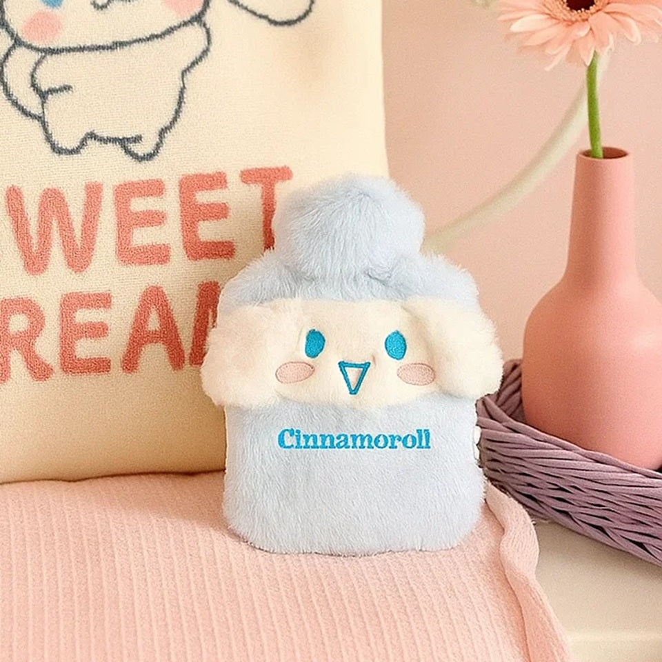 une adorable bouillotte toute douce à l'effigie de Cinnamoroll, le chiot de Sanrio. Elle a deux petites oreilles que l'on peut s'amuser à caresser. Parfaite pour passer l'hiver au chaud !