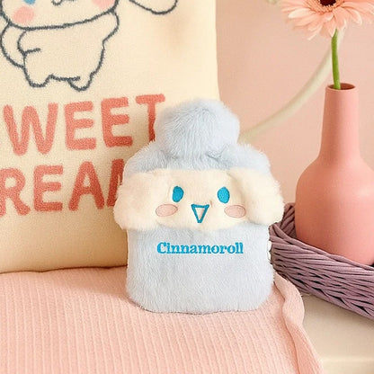 une adorable bouillotte toute douce à l'effigie de Cinnamoroll, le chiot de Sanrio. Elle a deux petites oreilles que l'on peut s'amuser à caresser. Parfaite pour passer l'hiver au chaud !