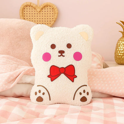 une petite bouillotte en forme d'ourson blanc avec son noeud rouge. Il a une expression trop mignonne. Sa housse est déhoussable et facilement lavable.