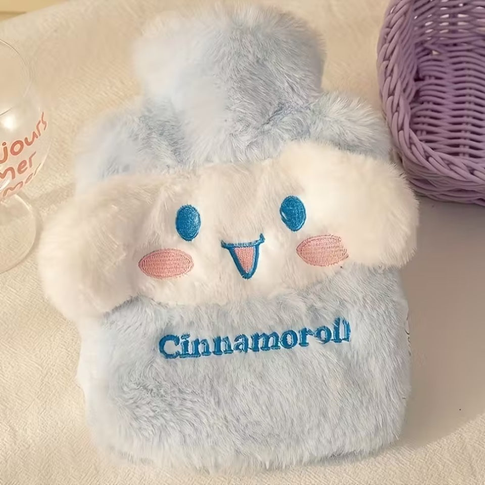 une adorable bouillotte toute douce à l'effigie de Cinnamoroll, le chiot de Sanrio. Elle a deux petites oreilles que l'on peut s'amuser à caresser. Parfaite pour passer l'hiver au chaud !
