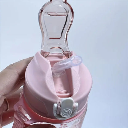 une bouteille pour transporter toutes vos boissons avec vous. Son design représente des fleurs de sakura roses. Elle a une paille intégrée et un bouchon anti-fuites
