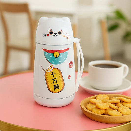 bouteille isotherme au design maneki neko. Elle garde vos boissons chaudes et fraiches pendant plusieurs heures. design mignon kawaii