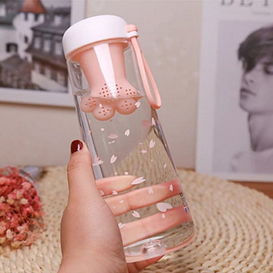 une jolie bouteille au motif de fleurs de sakura. A l'intérieur, se trouve un infuseur en forme de patte de chat idéal pour le thé ou les tisane.