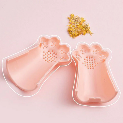 une jolie bouteille au motif de fleurs de sakura. A l'intérieur, se trouve un infuseur en forme de patte de chat idéal pour le thé ou les tisane.