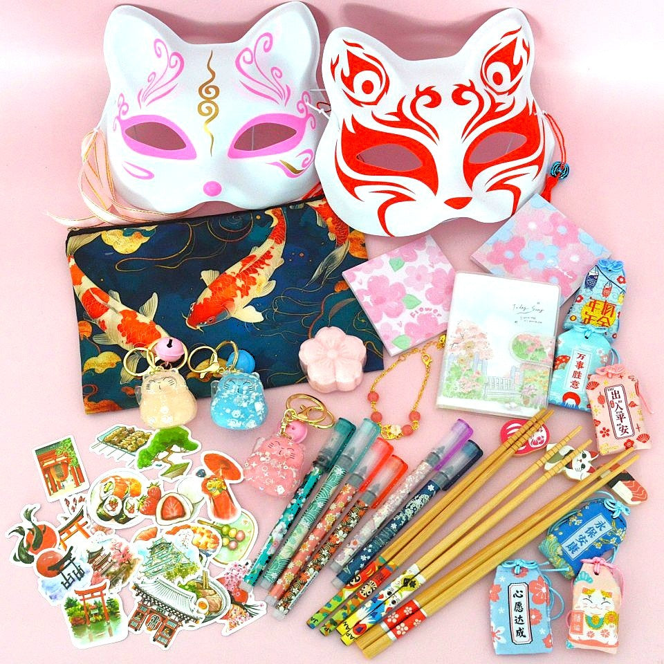 la box kawaii spéciale Japon est composé d'une dizaine articles mignons, utiles et pratiques. Bijoux, papeterie, snacks, accessoires de cuisine et déco, c'est une vraie découverte du pays du soleil levant.