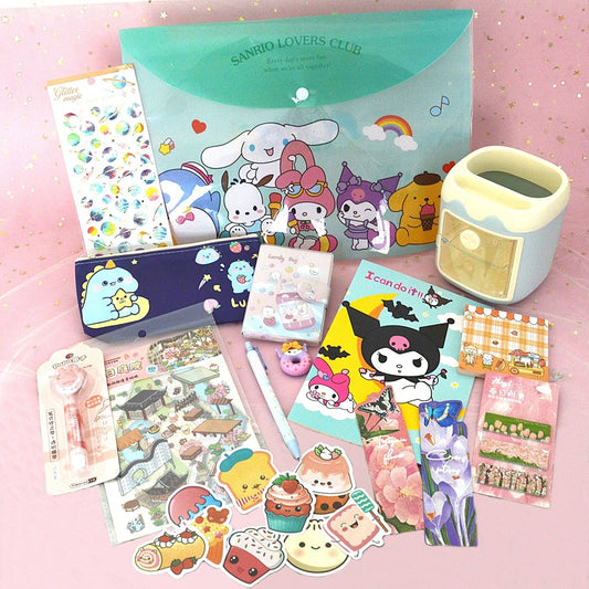 une box kawaii sur le thème de la papeterie kawaii : stylos, carnets, marque-pages, autocollants, gommes, trousse et pochette. Elle est remplie d'articles mignons, ludiques et pratiques !