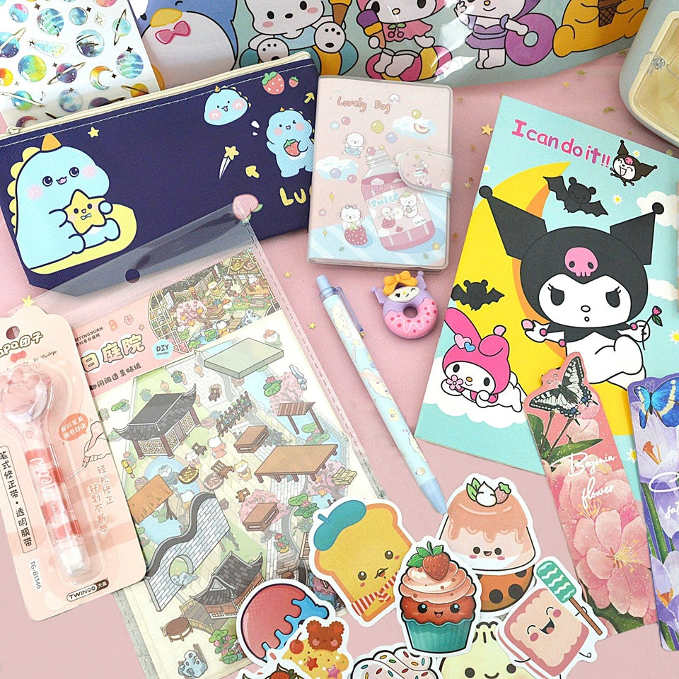 une box kawaii sur le thème de la papeterie kawaii : stylos, carnets, marque-pages, autocollants, gommes, trousse et pochette. Elle est remplie d'articles mignons, ludiques et pratiques !