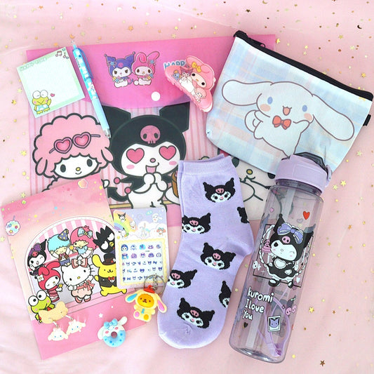 une box kawaii sur le thème Sanrio : papeterie, bijoux, accessoires de mode, beauté et déco : elle vous transporte dans l'univers de vos personnages Sanrio préférés tel que Kuromi, Cinnamoroll ou My Melody