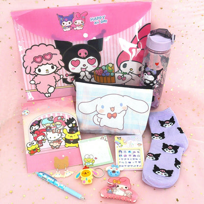 une box kawaii sur le thème Sanrio : papeterie, bijoux, accessoires de mode, beauté et déco : elle vous transporte dans l'univers de vos personnages Sanrio préférés tel que Kuromi, Cinnamoroll ou My Melody