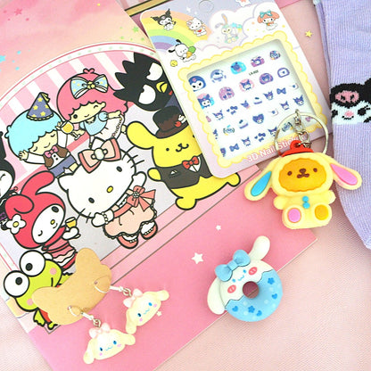 une box kawaii sur le thème Sanrio : papeterie, bijoux, accessoires de mode, beauté et déco : elle vous transporte dans l'univers de vos personnages Sanrio préférés tel que Kuromi, Cinnamoroll ou My Melody