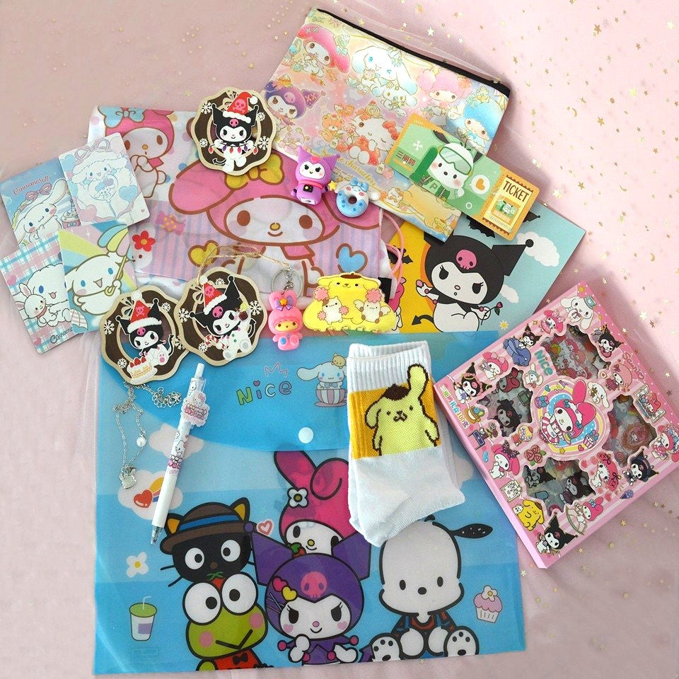 une box kawaii sur le thème Sanrio : papeterie, bijoux, accessoires de mode, beauté et déco : elle vous transporte dans l'univers de vos personnages Sanrio préférés tel que Kuromi, Cinnamoroll ou My Melody