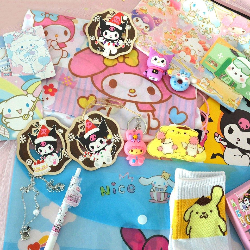 une box kawaii sur le thème Sanrio : papeterie, bijoux, accessoires de mode, beauté et déco : elle vous transporte dans l'univers de vos personnages Sanrio préférés tel que Kuromi, Cinnamoroll ou My Melody