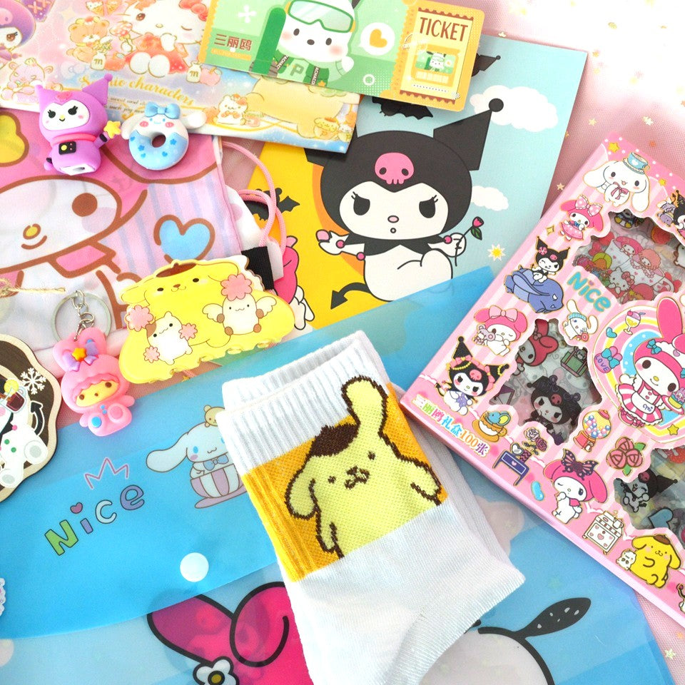 une box kawaii sur le thème Sanrio : papeterie, bijoux, accessoires de mode, beauté et déco : elle vous transporte dans l'univers de vos personnages Sanrio préférés tel que Kuromi, Cinnamoroll ou My Melody