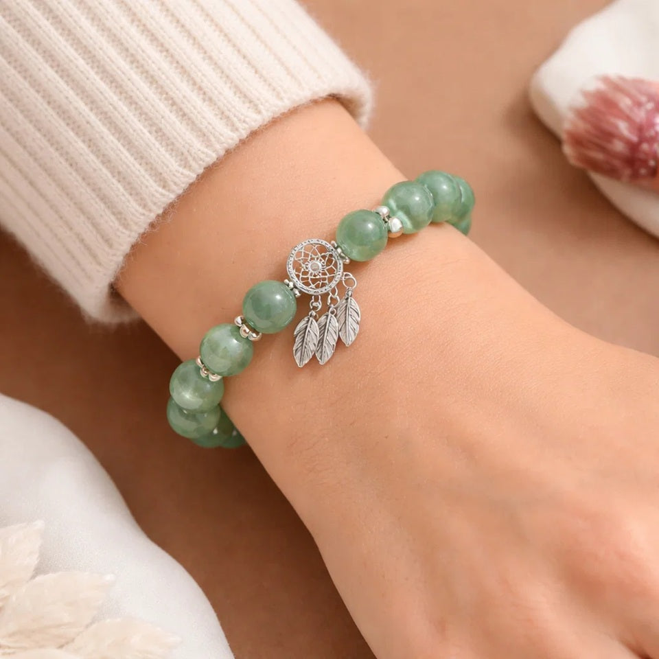 des bracelets composés de perles colorées et scintillantes avec une breloque attrape-rêves. Ensemble et look bohème chic
