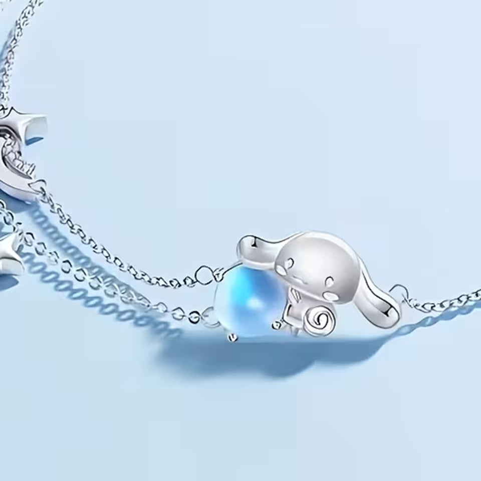 zoom sur un bracelet argenté Cinnamoroll qui porte une pierre de lune.