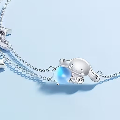 zoom sur un bracelet argenté Cinnamoroll qui porte une pierre de lune.