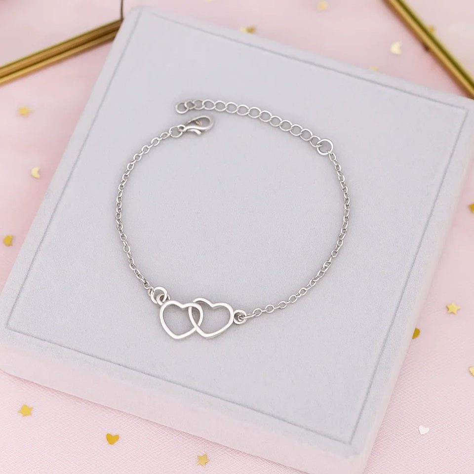 un bracelet argenté représenté deux coeurs entrelacés. Symbole d'amour, d'union éternel
