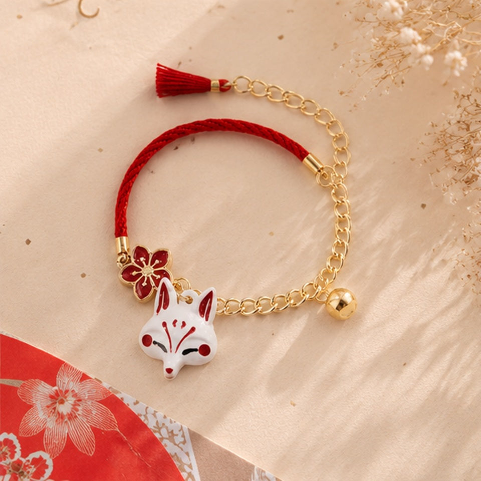 Bracelet kitsune vue de face – détail breloque renard et sakura rouge