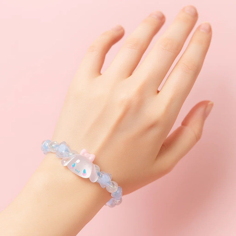 un adorable bracelet bleu Cinnamoroll composé de perles rondes et de perles en forme détoiles et d'une breloque en forme de Cinnamoroll. Ce bijou est très mignon et agréable à porter.