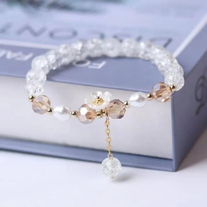 des bracelets romantiques de perles colorées accompagnées d'une délicate fleur de sakura blanche. Style bohème kawaii, romantique, bracelet élastique