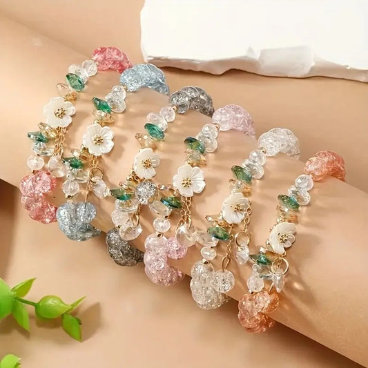 des bracelets romantiques de perles colorées accompagnées d'une délicate fleur de sakura blanche. Style bohème kawaii, romantique, bracelet élastique