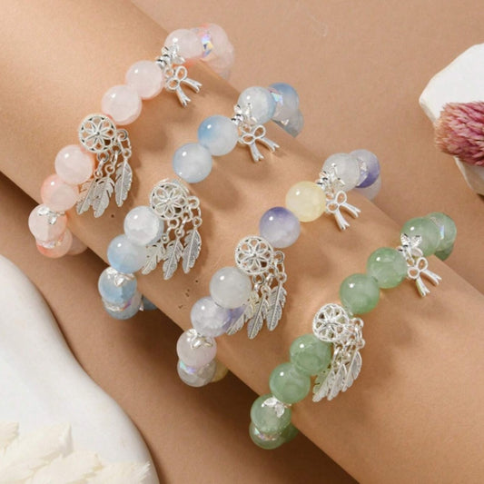 des bracelets composés de perles colorées et scintillantes avec une breloque attrape-rêves. Ensemble et look bohème chic