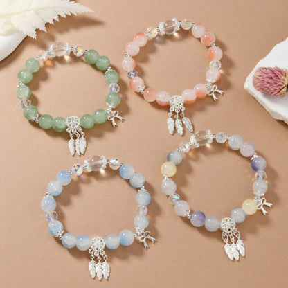 des bracelets composés de perles colorées et scintillantes avec une breloque attrape-rêves. Ensemble et look bohème chic