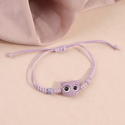 De jolis bracelets en corde tressée avec une breloque en forme de tête de chat colorée avec de gros yeux ronds brillants