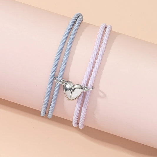 deux bracelets au cordon bleu et rose qui possède chacun une moitié de coeur aimanté. Quand ils sont réunis, le coeur se reforme.