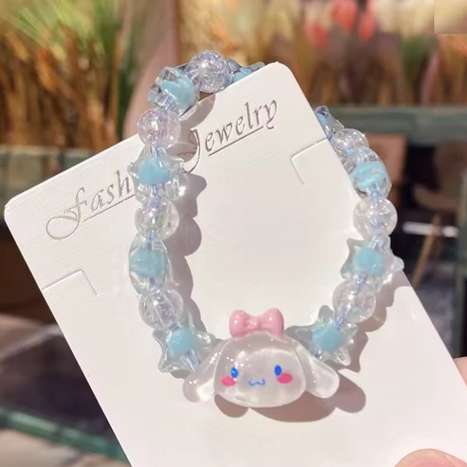 un adorable bracelet bleu Cinnamoroll composé de perles rondes et de perles en forme détoiles et d'une breloque en forme de Cinnamoroll. Ce bijou est très mignon et agréable à porter.