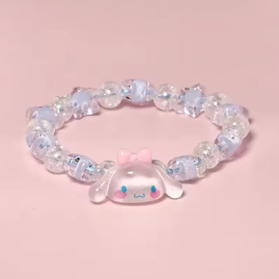 un adorable bracelet bleu Cinnamoroll composé de perles rondes et de perles en forme détoiles et d'une breloque en forme de Cinnamoroll. Ce bijou est très mignon et agréable à porter.