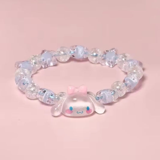 un adorable bracelet bleu Cinnamoroll composé de perles rondes et de perles en forme détoiles et d'une breloque en forme de Cinnamoroll. Ce bijou est très mignon et agréable à porter.