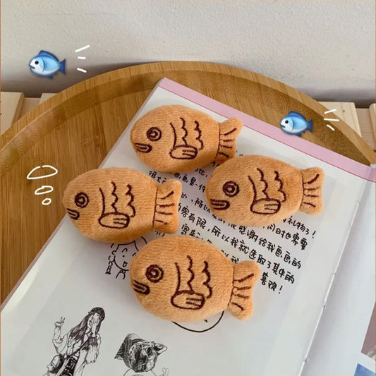 une broche en forme de poisson comme un taiyaki. Tout en peluche, elle est très douce et mignonne.