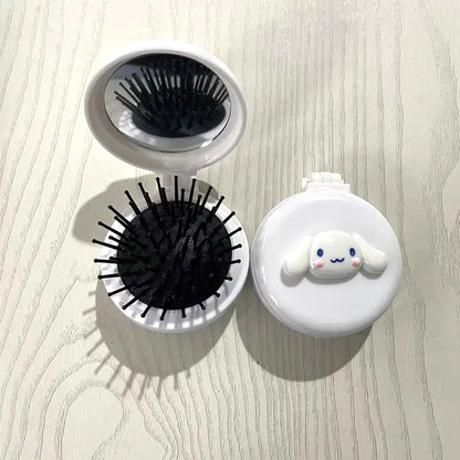 une brosse à cheveux de poche, ronde, Cinnamoroll. Elle se plie et se déplie pour se ranger facilement.