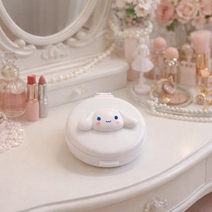 une brosse à cheveux de poche, ronde, Cinnamoroll. Elle se plie et se déplie pour se ranger facilement.