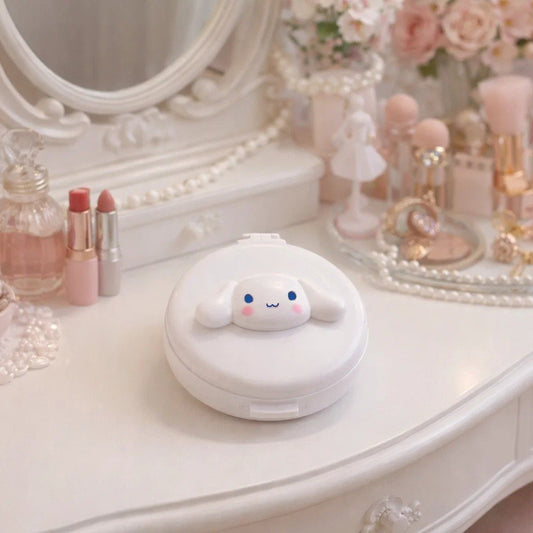 une brosse à cheveux de poche, ronde, Cinnamoroll. Elle se plie et se déplie pour se ranger facilement.