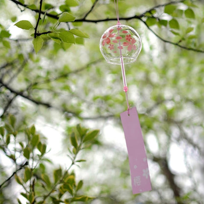 carillon en forme de fleur au motif de fleurs de sakura. Il tinte doucement et délicatement au gré du vent. Idéal pour une déco romantique et printanière qui rappelle le japon.