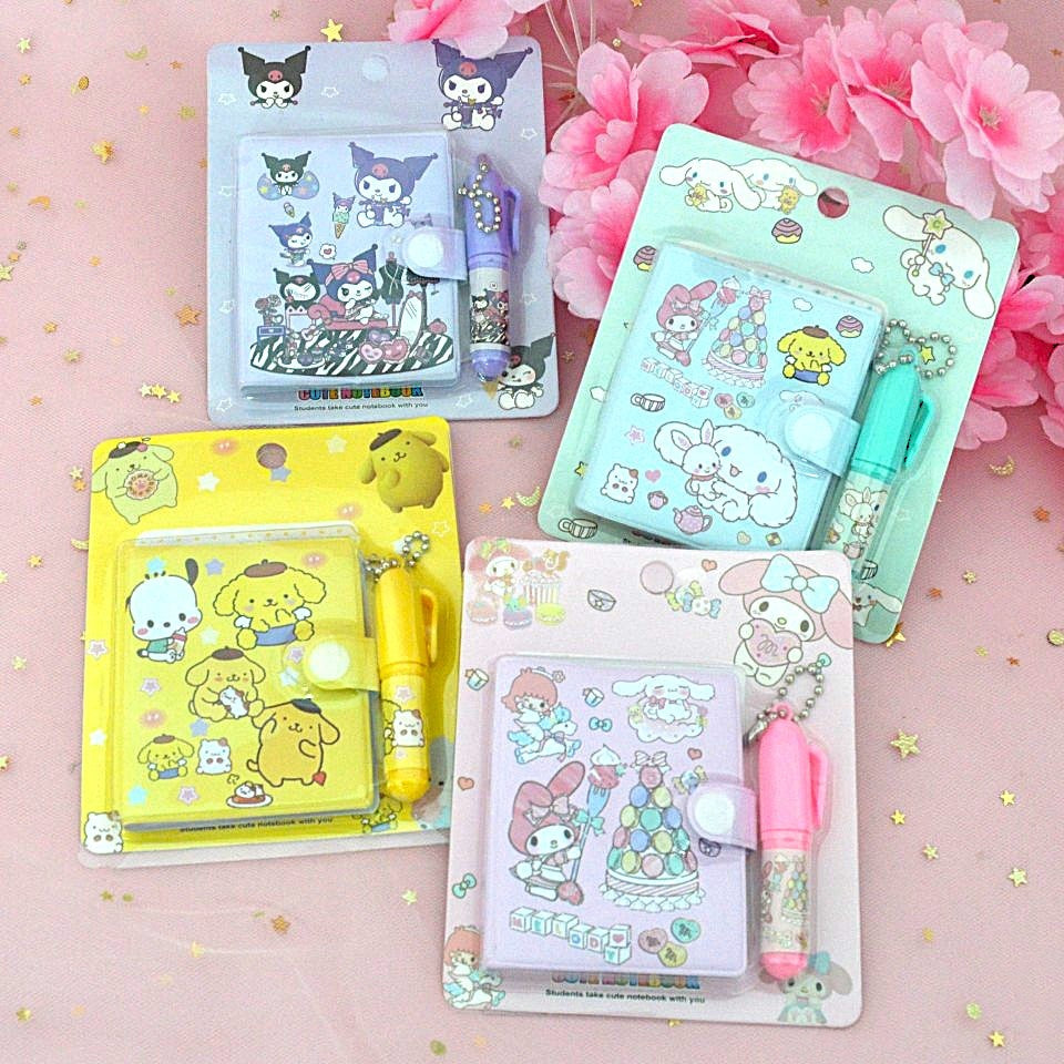 des petits carnets inspirés des personnages de sanrio : pompompurin, My Melody, Kruomi et Cinnamoroll. Ils ont un petit stylo qui permet de toujours avoir de quoi écrire.