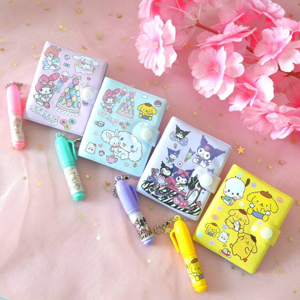 des petits carnets inspirés des personnages de sanrio : pompompurin, My Melody, Kruomi et Cinnamoroll. Ils ont un petit stylo qui permet de toujours avoir de quoi écrire.
