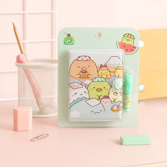 un mini carnet sumikko gurashi et son mini stylo. un carnet hyper kawaii et pratique
