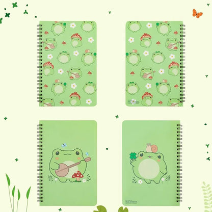 Carnets à spirales verts décorés d’adorables grenouilles kawaii, champignons et petites fleurs