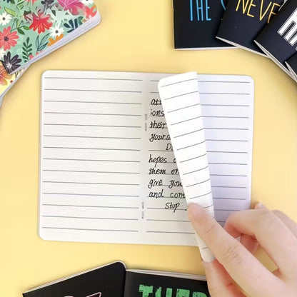 des petits carnets au motif fleuri trop mignon. Plein de couleurs et de formes différentes, ils invitent à l'inspiration et à la créativité comme si vous étiez dans un champs de fleurs.